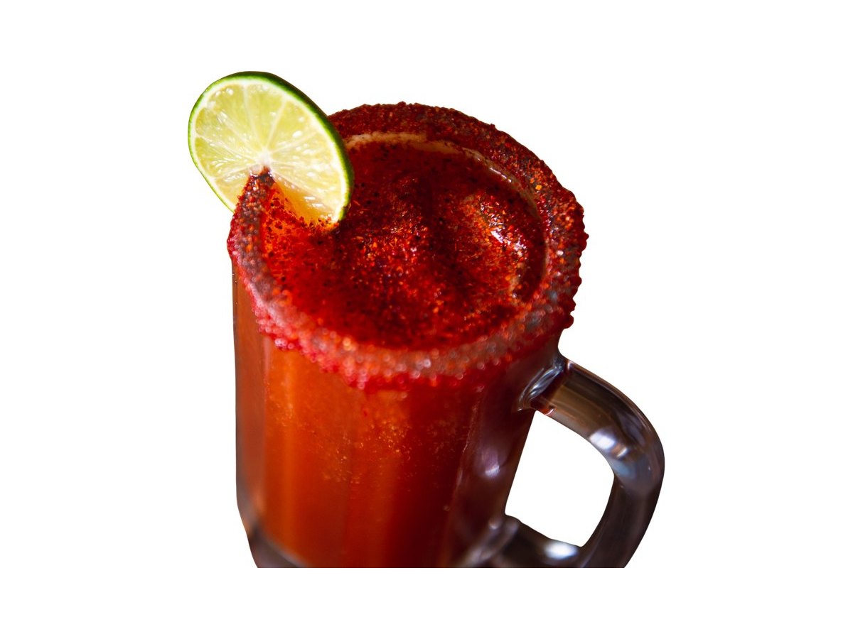 Michelada escarchada con sal de tajín