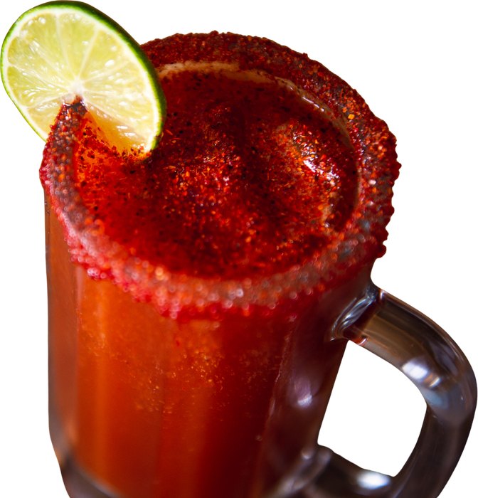 Michelada escarchada con sal de tajín y rodaja de limón